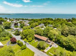 Duneside Cottage - Minutes from Town Beach