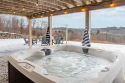 Bespoke Litchfield - Family Friendly, Hot Tub