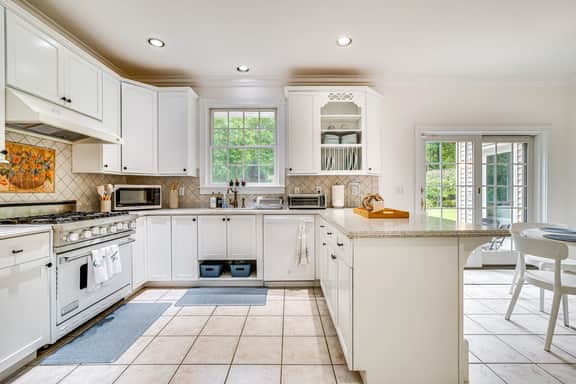 Highland Colonial - Spacious Home w/ Pool