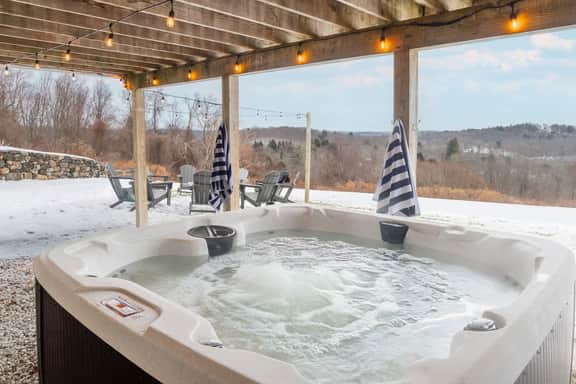 Bespoke Litchfield - Family Friendly, Hot Tub